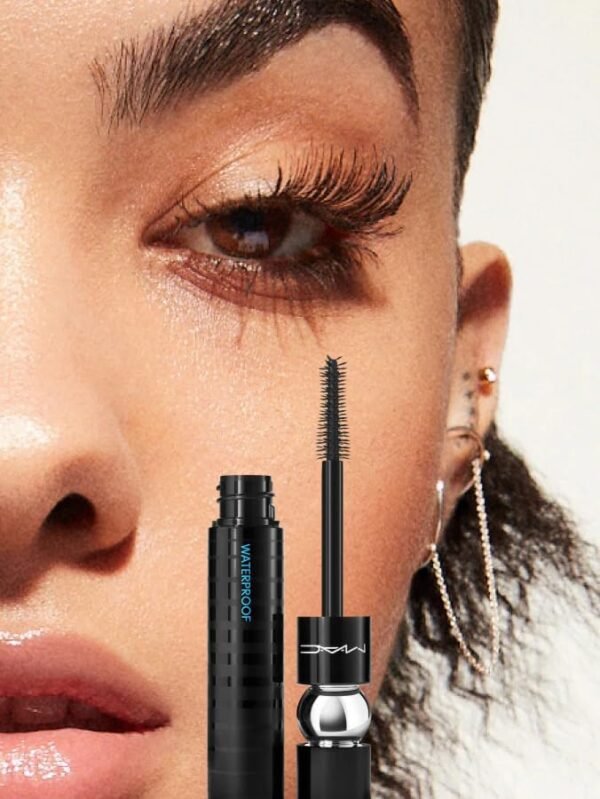 MAC Haute & Naughty Waterproof Curling Mascara, Black, Waterproof Mascara with Smart Curl Brush for Voluminous Lashes Black 10 ml - Image 3
